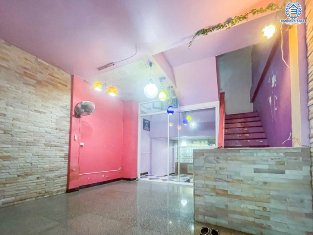 ทาวน์เฮ้าส์มือสองย่านนนทบุรี ม.ศิริชัย1 พิบูลสงคราม 22 บนเนื้อที่ 18.1 ตร.ว. ฟังก์ชัน 3 ห้องนอน 2 ห้องน้ำ 1 ที่จอดรถ แถมฟรี! 4 เครื่องปรับอากาศ ทำเลเดินทางสะดวก สิ่งอำนวยความสะดวกเพียบ ใกล้จุดขึ้นทางด่วน "ศรีรัช" และรถไฟฟ้าสถานี "แยกติวานนท์"...